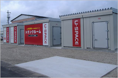 ユースペース岐阜店 ルーム前が舗装されているので、荷物を持って歩く際などお足元が安全