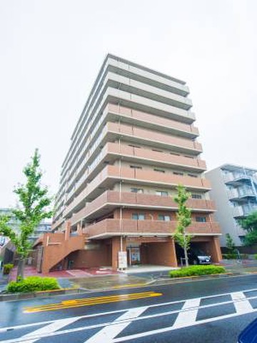 プライベートボックス　西新井 店舗外観。隣がヨークマートです。トランクルーム正面に駐車場完備。