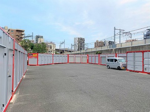 ハローコンテナ千住河原店 場内広々。お荷物の出し入れの際、お車を目の前に停められます。