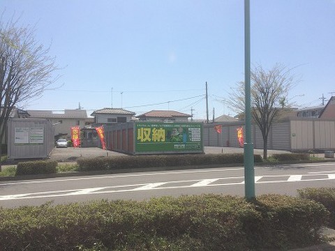 ストレージ王　犬塚トランクルーム スーパー「たいらや 小山犬塚店」の向かい側にあります。