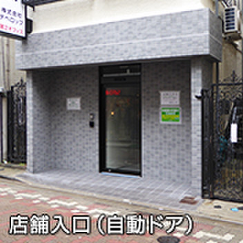 ストレージ王　市川駅前トランクルーム 入口は自動ドアな為、出し入れがラクラク。
