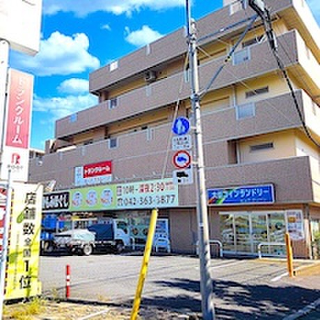 西府町ルート ストレージ 建物外観です。