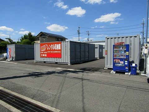 コンテナスクエア三崎店 乗り入れ口が２つあります。車出入り可能。