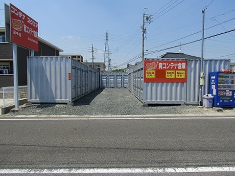 コンテナスクエア庄中店 乗り入れ口が２つあります。車出入り可能。