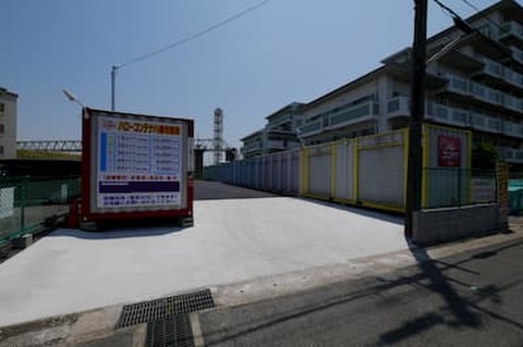 ハローコンテナ八幡市駅前 敷地内はアスファルト舗装されております。