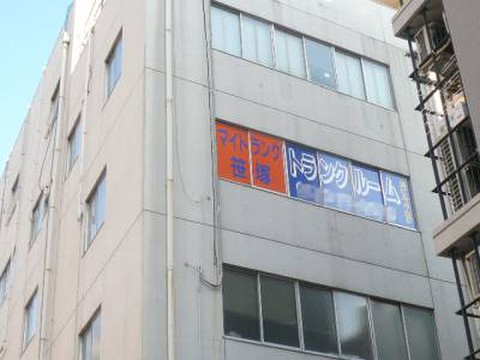 マイトランク笹塚Ⅰ・Ⅱ・Ⅲ こちらのビルの4・5階になります。EV有