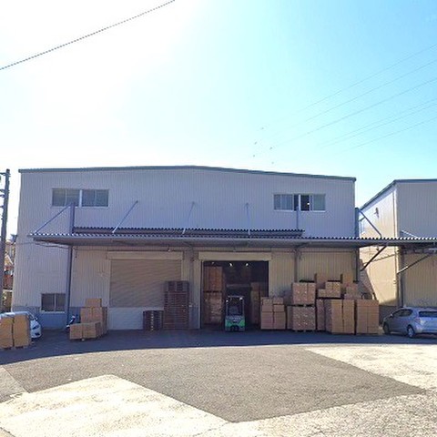 押入れ産業 川崎宮前デポ 東名川崎インターチェンジを降りてすぐ、駐車場も完備しています。