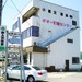 押入れ産業 福井西店 福井市北部などから来られる場合はこのビルを目印にお越しください。