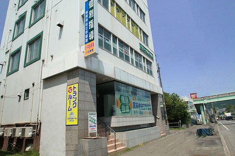 トランクルーム札幌川沿店 国号230号線沿いにあります。