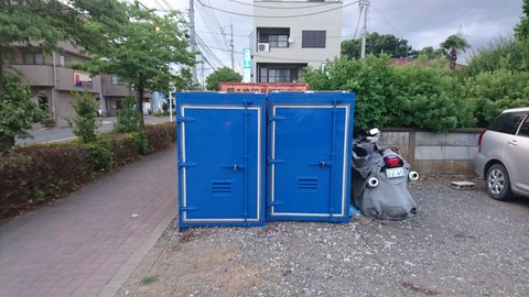バイクストレージ三鷹市深大寺 バス通り沿いで、アクセスも便利です。