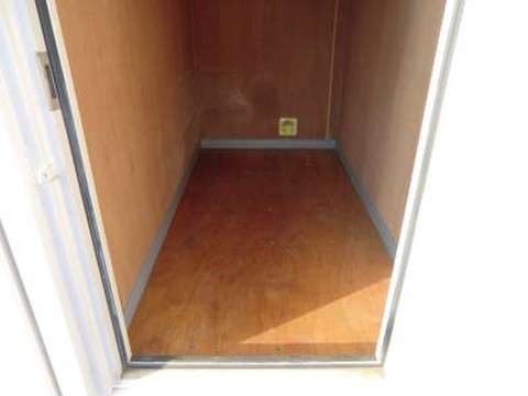 スペースコンテナ梨街道大橋 床もきれいで、お部屋のようにご利用ください
