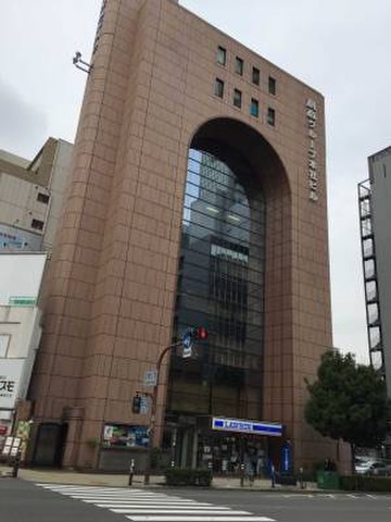 トランクルームGrampus 四ツ橋駅真上の建物　1階はローソン