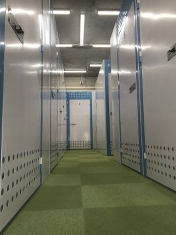 ニコニコボックス第２清輝橋店 店舗内に入ると人感センサーで自動的に照明がつきます。