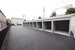 多摩地区バイクガレージ　大横町　全9区画 敷地内もゆとりあるスペースを確保。転回もらくらくです。