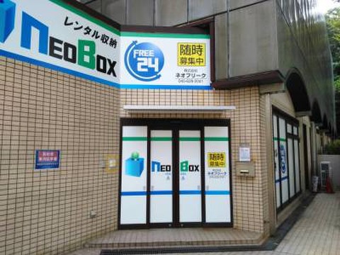 ベイタウン本牧10番街１F　ネオボックス本牧店 建物外観。ベイタウン本牧10番街（駐車場棟）1Ｆです。