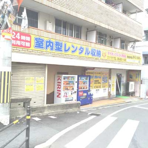 マイボックス24新森店 段差もなく楽に室内に荷物を運べます。ゆったり屋根付き駐車スペース