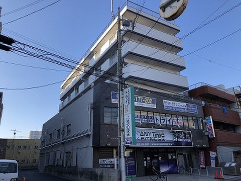 リオSOKO　京成大久保店 建物外観。２Ｆにトランクルームがございます。
