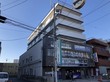 リオSOKO　京成大久保店 建物外観。２Ｆにトランクルームがございます。