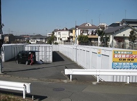 多摩市のトランクルーム 車道が広く使いやすいです