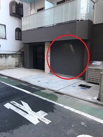 府中駅北口バイクガレージ 入口・電動シャッター有、リモコン操作。防犯カメラ有り。