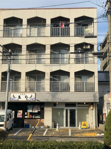 トランクルーム”パーティーピーポー” 4階建マンションの1階一番右が当トランクルームです。