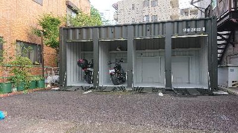 バイク コンテナ　Bikepit V（バイク ピット ヴイ） アプローチは広々アスファルト舗装
お手入れにバッチリ