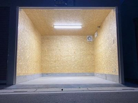 ＤＩＹガレージ（照明・電源付）熊谷平戸 照明・コンセント・換気扇付。土間コン床。ＤＩＹ可。作業可。