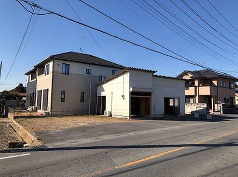 ソコソーコ（電気・水道・エアコン）行田城西 広い駐車スペースと広い前面道路