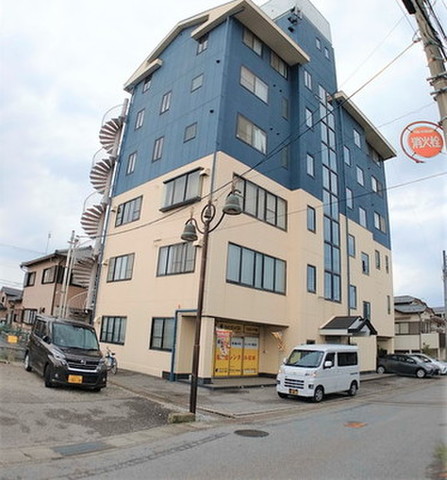 マイトランク24ベルロード平田 トランクルームは建物の1階です