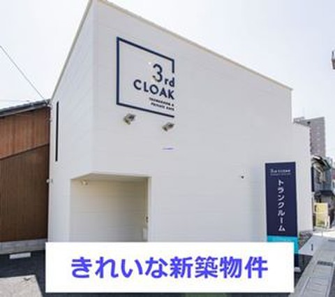 サードクローク岐阜早田町 白い壁と紺のロゴが目印です。施設前面に2台分の駐車場があります。