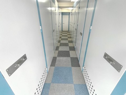 トランクルーム　リネン　早稲田駅前店 屋内の様子。床はタイルカーペットですので、埃や傷からも保護。