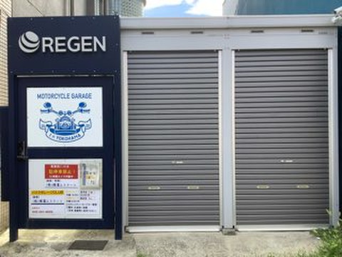 MOTORCYCLE GARAGE 入口はオートロックセキュリティーなので安心です。