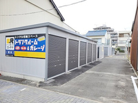 瑞穂区にある「ドッとあ～るコンテナ堀田店」。好立地で、電源・スロープ付きバイク向けガレージ多数配置！