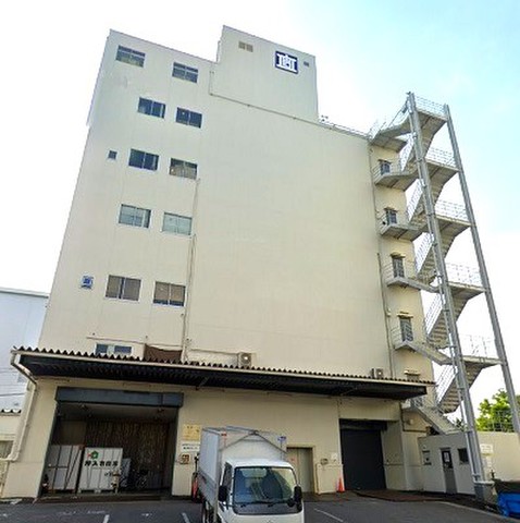 押入れ産業 江戸川中央店 有人管理の倉庫内トランクルームです。