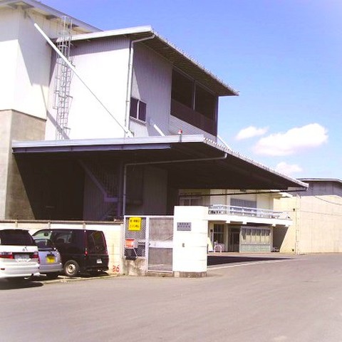 押入れ産業 長野小島田店 国道18号バイパス中村西信号から西へ100メートルにございます。