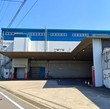 押入れ産業 鈴鹿店 采女南信号のそに建つ大きな青い帯がペイントされた倉庫が目印です。