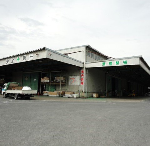 押入れ産業 名阪伊賀店 大きな倉庫で目立つ建物です。お荷物は倉庫内で大切に保管致します。