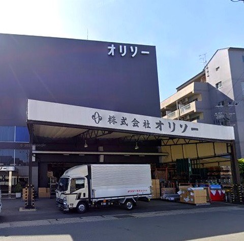 押入れ産業 右京西京極店 大きな茶色の建物、「オリソー」の文字が目印です。