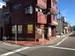 プラスルーム名古屋万代町店 一方通行道路で、道幅は広くて店舗前に一時駐車可能