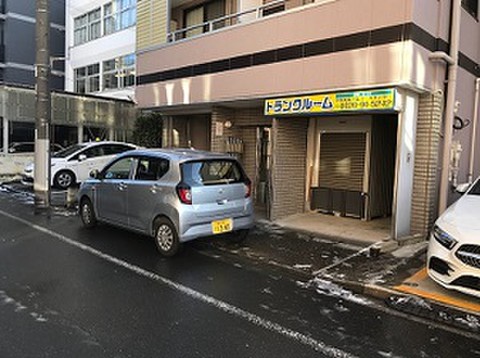 プラスルーム墨田立川店 店舗前に駐車可能スペースあり