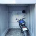 多摩地区バイクガレージ　万町（よろずちょう）全8区画 工事中写真です。嬉しいヘルメット棚ありガレージ内での整備も可能。