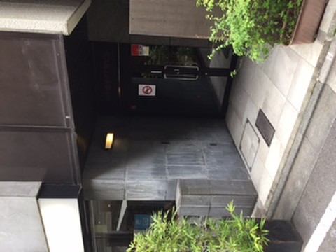 スッキリBOX銀座 階段が無い入口です！　奥にエレベーターあります！